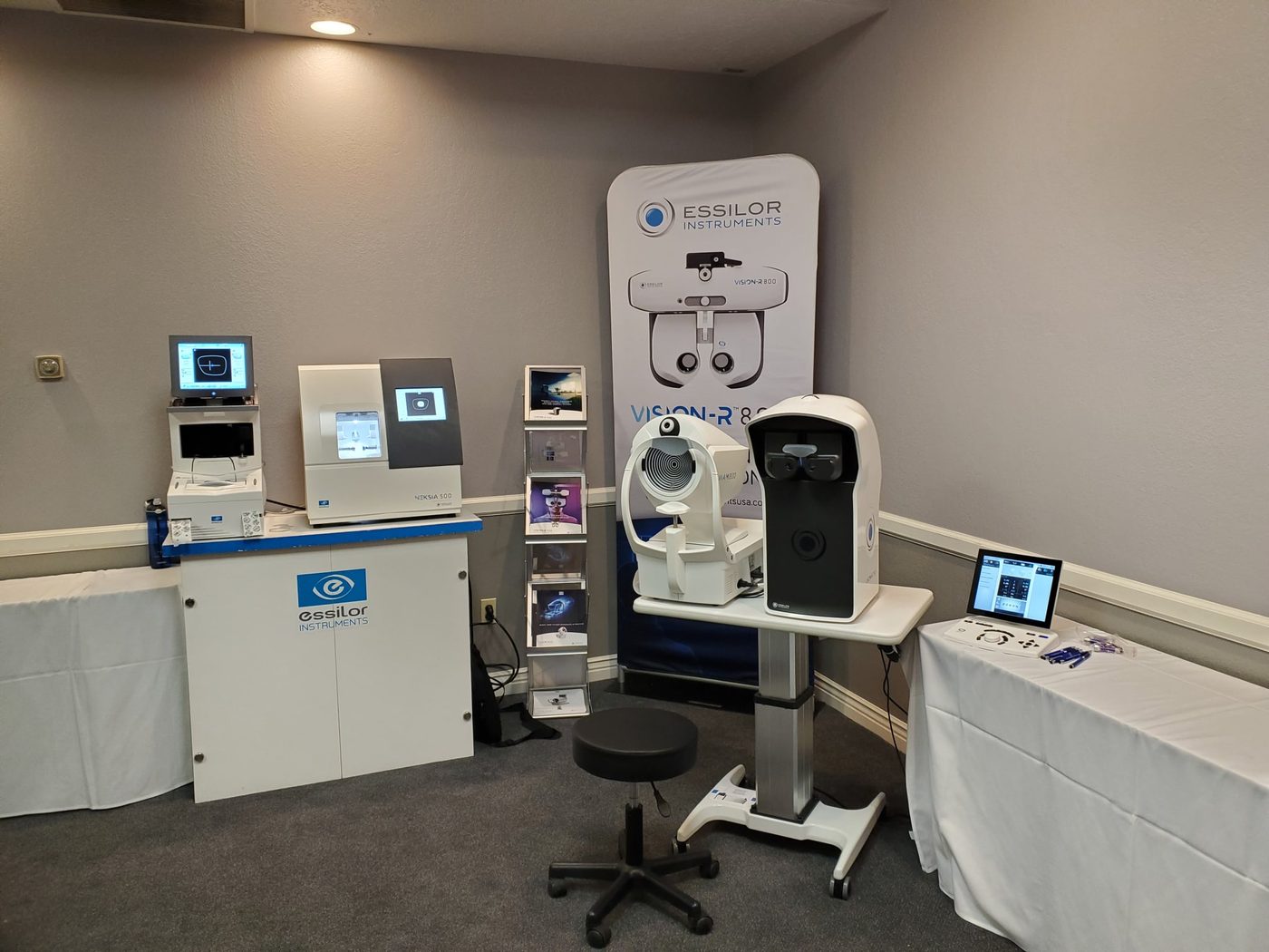 חדר הדגמה של Essilor Instruments עם Vision-S 700 וציוד מדידה נוסף